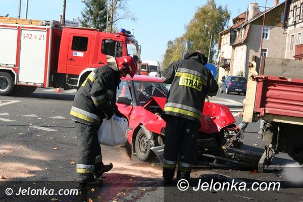 Jelenia Góra: Dwie osoby w szpitalu po zderzeniu na skrzyżowaniu Alei Solidarności i ul. Wincentego Pola