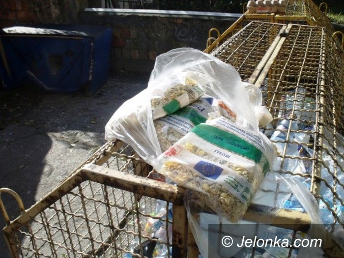 Jelenia Góra: Wyrzucają darmową żywność na śmietnik