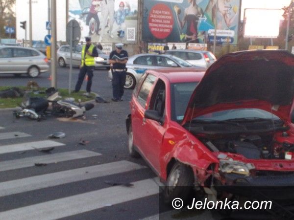 Jelenia Góra: Zderzyły się dwa samochody i motorowerzysta na skrzyżowaniu Alei Jana Pawła II i ul. Grunwaldzkiej