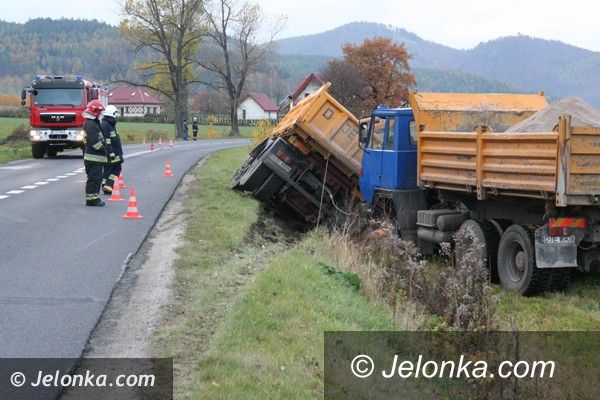 Sosnówka: Ciężarówka w rowie obok Zalewu w Sosnówce