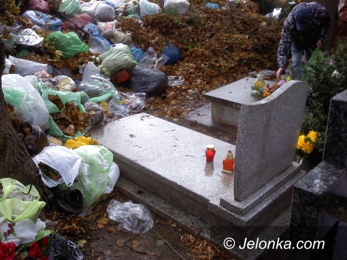 Jelenia Góra: Czytelnicy: Groby tonęły w śmieciach!