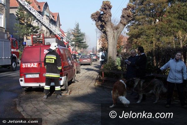Jelenia Góra: Pożar sadzy w kominie wielorodzinnego domu w Cieplicach. Ewakuowano mieszkańców
