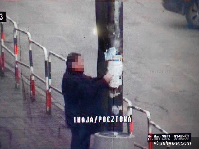 Jelenia Góra: Nielegalnie rozklejał ogłoszenia popijając piwo, wyśledziło go oko monitoringu