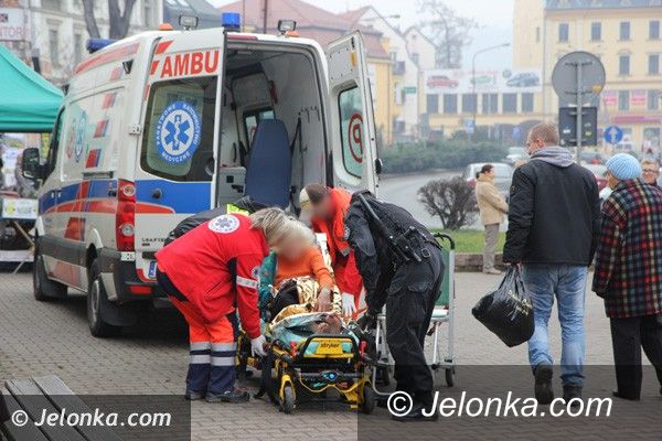 Jelenia Góra: Strażacy pomogli ratownikom pogotowia dostać się do chorej kobiety