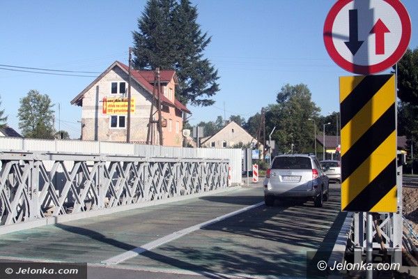 Jelenia Góra: Czytelnik: Pęka most w Maciejowej. MZDiM: To tylko kruszy się asfalt