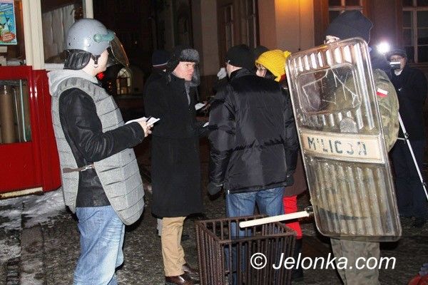 Jelenia Góra: Solidarnościowcy i milicjanci wyszli na ulicę – w rocznicę stanu wojennego