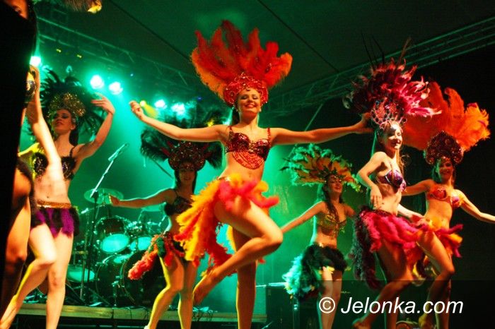 Jelenia Góra: Jeleniogórzanie w karnawałowo–rockowym nastroju powitali nowy rok na Placu Ratuszowym