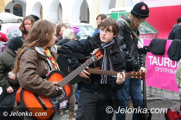 Jelenia Góra: Gitarowa Orkiestra Serc grała na Placu Ratuszowym