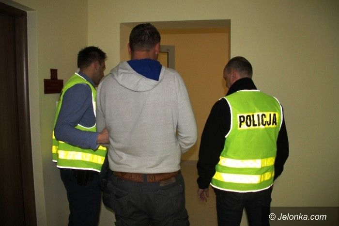 Jelenia Góra: Potrącił policjanta, został zatrzymany po pościgu