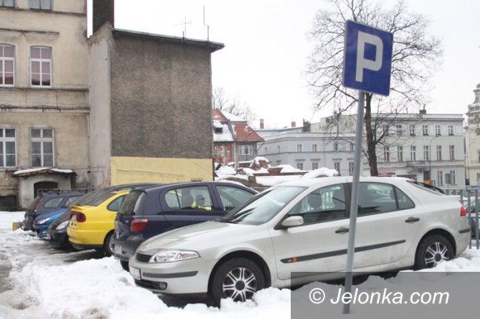 Jelenia Góra: Mieszkańcy: Miejski parking tonie w śniegu
