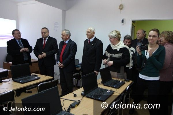 Jelenia Góra: KSON ma nowoczesną pracownię komputerową dla seniorów