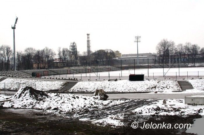 Jelenia Góra: Pracownicy budują stadion przy Złotniczej za darmo?