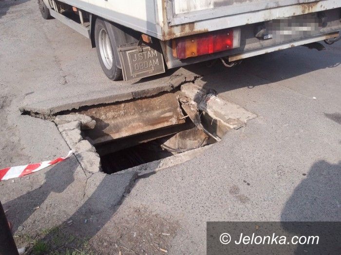 Jelenia Góra: Wpadł ciężarówką do studzienki kanalizacyjnej