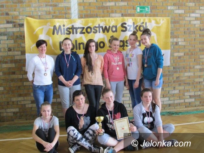 Lubin: Szczypiornistki Gimnazjum nr 4 trzecim zespołem na Dolnym Śląsku