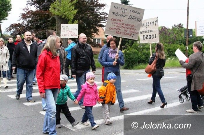 Jelenia Góra: Zablokowali drogę w walce o remont swoich ulic