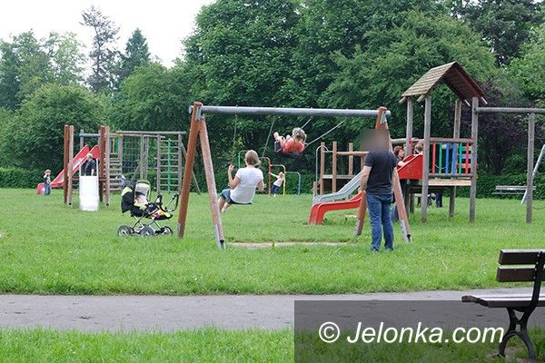 Jelenia Góra: Czytelnik: Nie dewastujcie placu zabaw w parku!