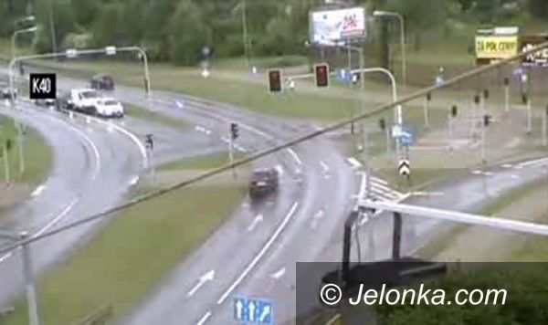 Jelenia Góra: Przejechał na czerwonym świetle i wypadł z drogi