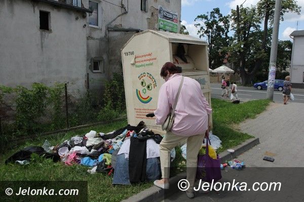 Jelenia Góra: Kontener na odzież cały w ubraniach i odpadkach