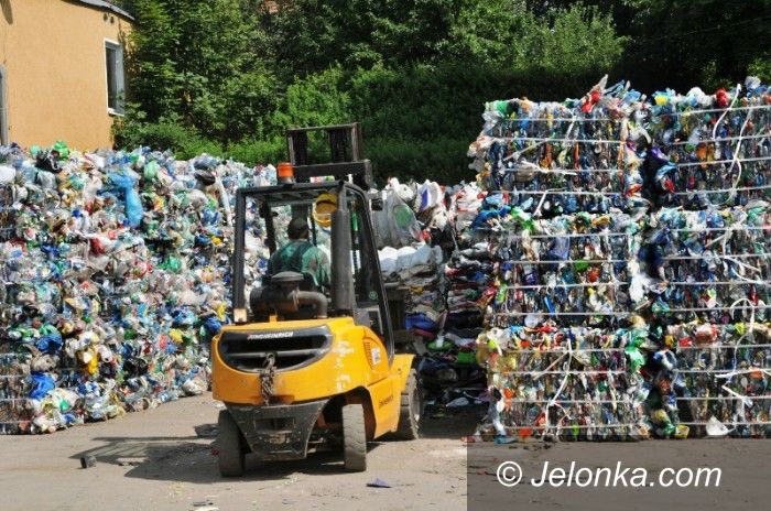 Jelenia Góra: Mieszkańcy wyrzucają plastik… tonami