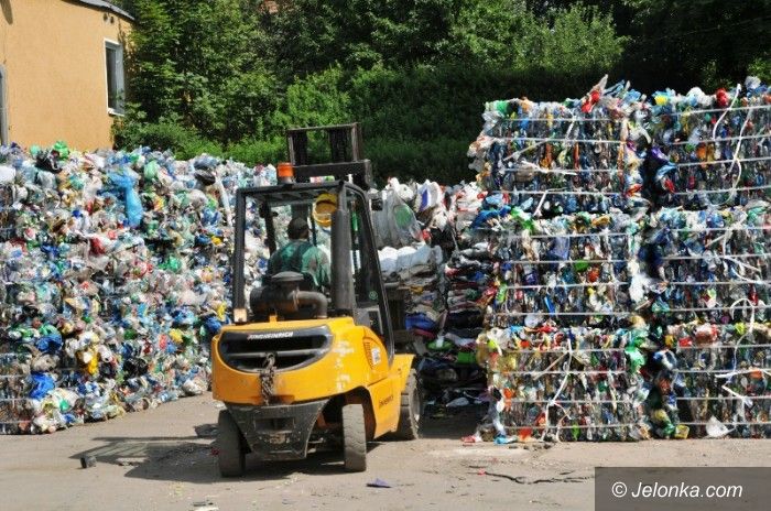 Jelenia Góra: Mieszkańcy wyrzucają plastik… tonami