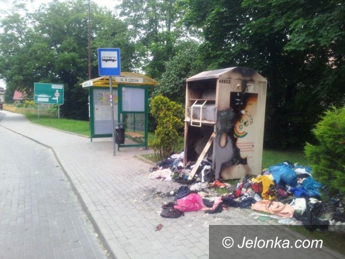 Jelenia Góra: Stertą spalonych ubrań Sobieszów wita gości