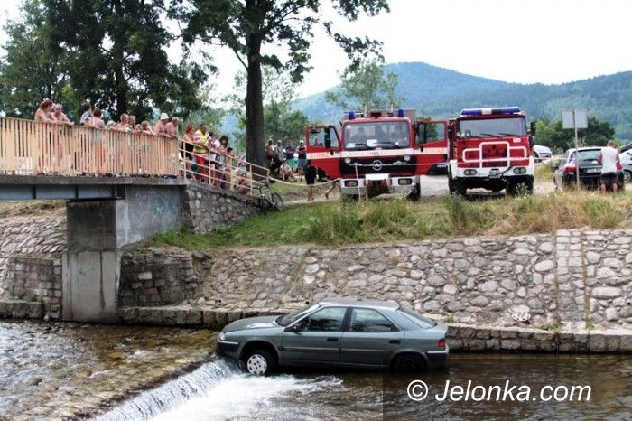 Miłków: Samochód stoczył się do rzeki i potrącił kobietę