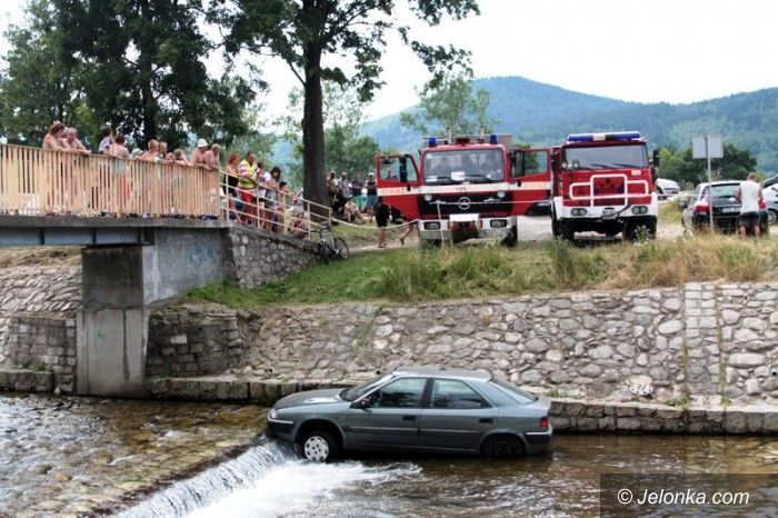 Miłków: Samochód stoczył się do rzeki i potrącił kobietę
