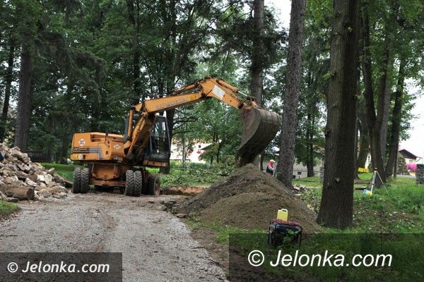 Region: Trwa rewaloryzacja parku w Mysłakowicach