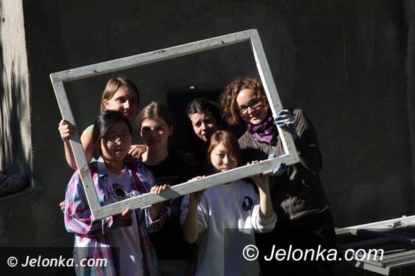 Region: Młodzi ze świata pomagają w janowickiej lecznicy