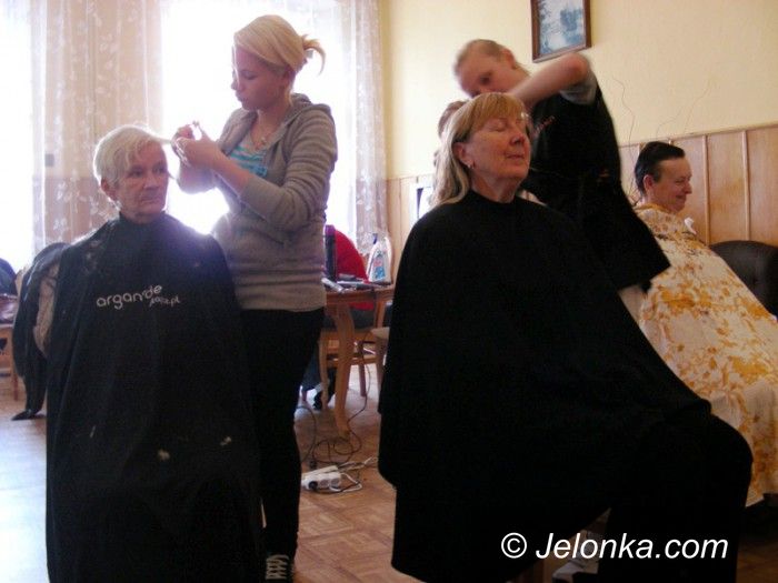 Jelenia Góra: Uczennice fryzjerskiego fachu czesały seniorów