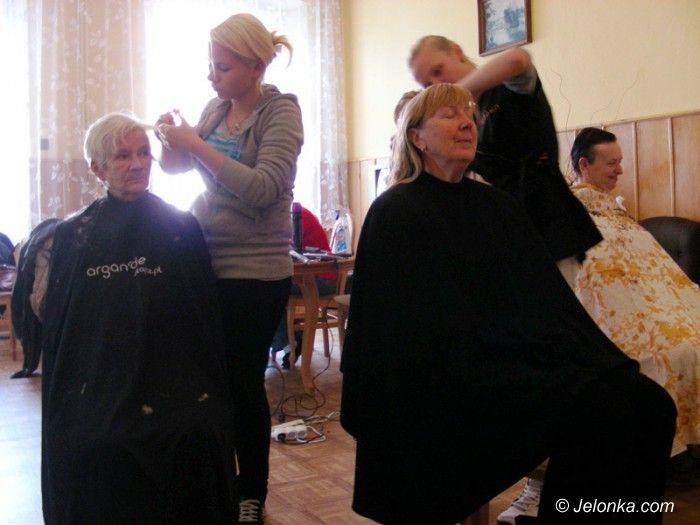 Jelenia Góra: Uczennice fryzjerskiego fachu czesały seniorów
