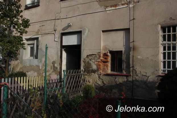Jelenia Góra: Mieszkanie komunalne zagrzybione, ale drogie