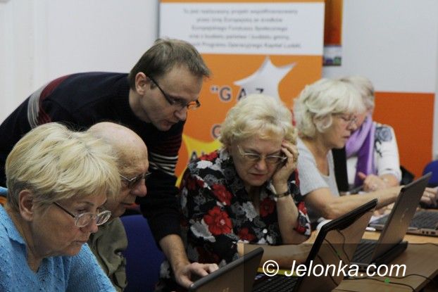 Jelenia Góra: Aktywni seniorzy surfują po internecie