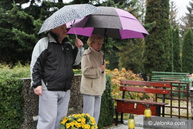 Szklarska Poręba: Spór o ławkę na cmentarzu pod Szrenicą