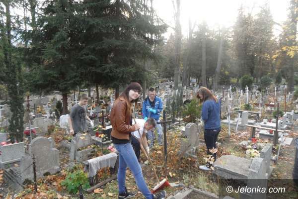 Jelenia Góra: Młodzież z Bursy pamięta o opuszczonych grobach