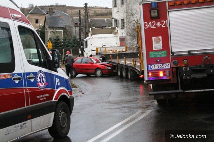 Dziwiszów: Mazda wbiła się w ciężarówkę w Dziwiszowie