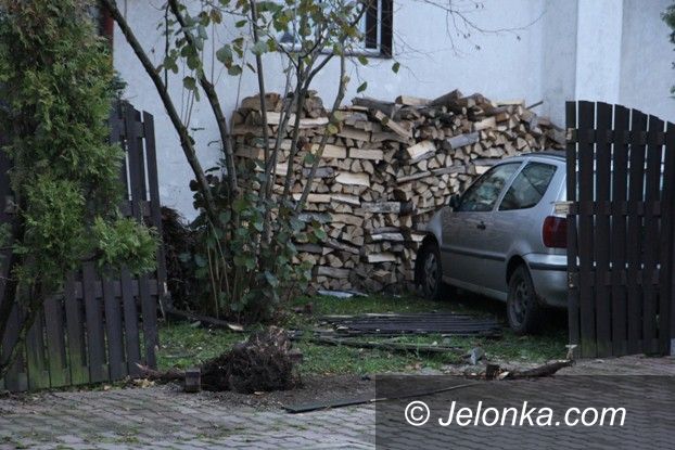 Jelenia Góra-Cieplice: Pijany kierowca wjechał w płot i próbował uciec