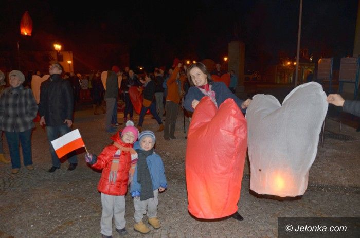 Jelenia Góra: Poszybowały w niebo lampiony z życzeniami dla Polski