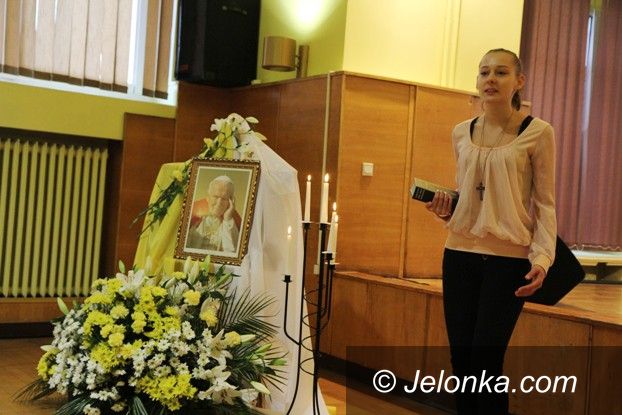 Jelenia Góra: Młodzi recytowali wiersze Jana Pawła II