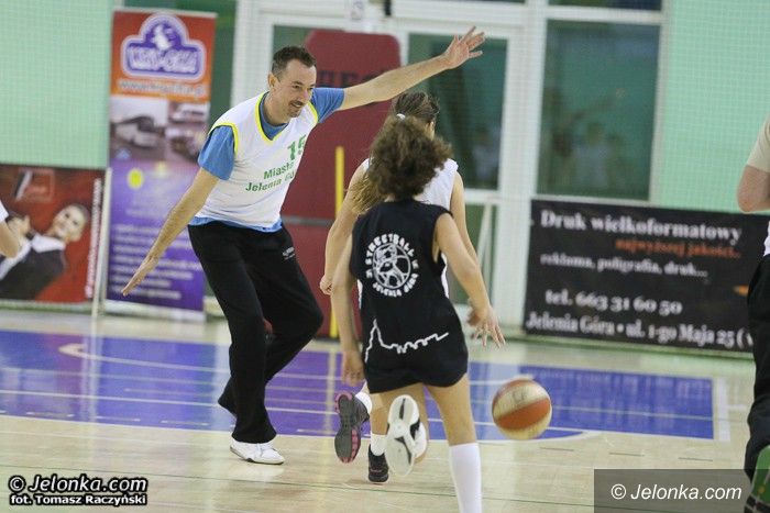 Jelenia Góra: Zabawa z basketem z MKS–em MOS Karkonosze