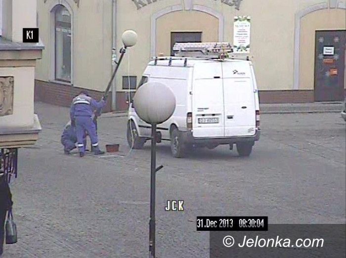 Jelenia Góra: Kierowca uszkodził latarnię i uciekł. „Złapały” go kamery