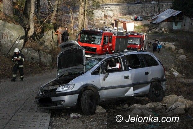 Szklarska Poręba: Samochód koziołkował i zawisł nad skarpą