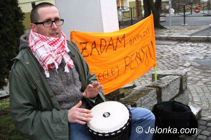 Jelenia Góra: Protest na bębnie pod Hotelem Fenix
