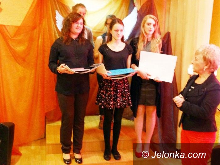 Jelenia Góra: Gimnazjaliści recytowali i śpiewali w MDK