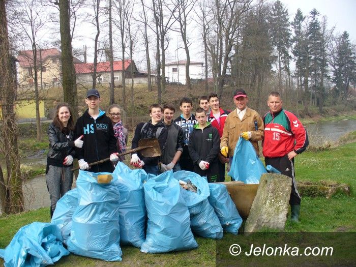 Region: Uczniowie z Janowic Wielkich sprzątali brzegi Bobru