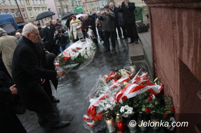 Jelenia Góra: Złożono kwiaty pod tablicą upamiętniającą Jerzego Szmajdzińskiego