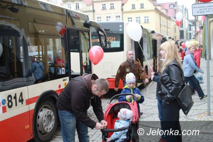 Jelenia Góra: Defilada nowych autobusów na Placu Ratuszowym