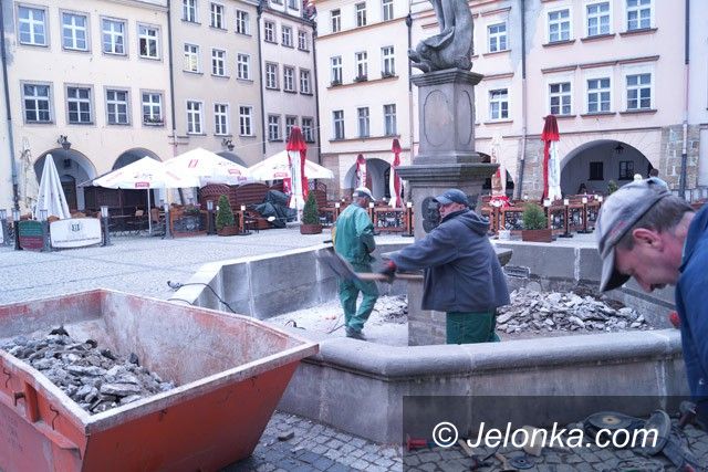 Jelenia Góra: Ruszył (wreszcie) remont fontanny przy Ratuszu