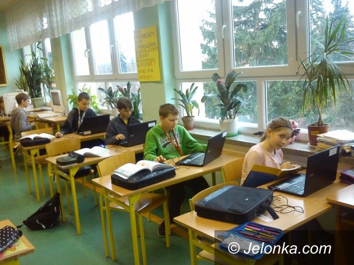 Jelenia Góra: W „Szóstce” laptopy dla uczniów i seniorów