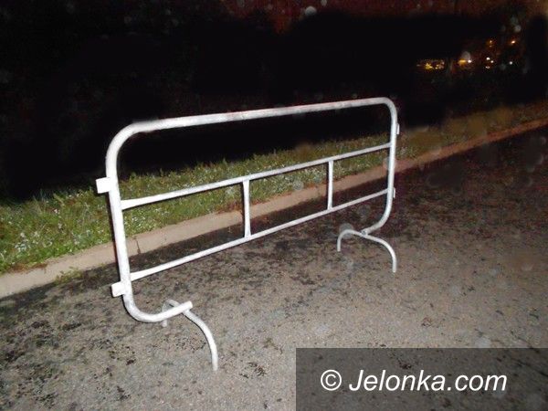 Jelenia Góra: Ukradł bariery i wiózł je na rowerze